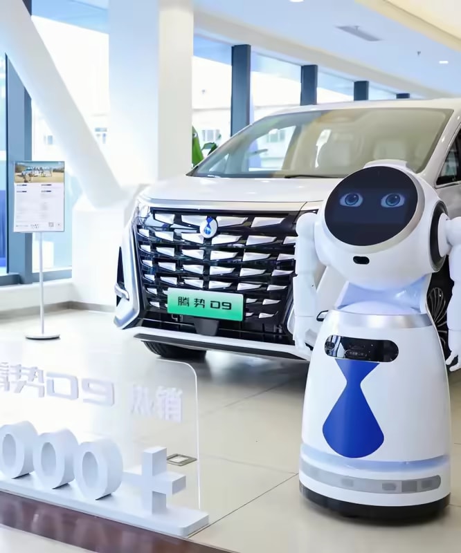 A Cruzr robot egy autó előtt a bemutatóteremben