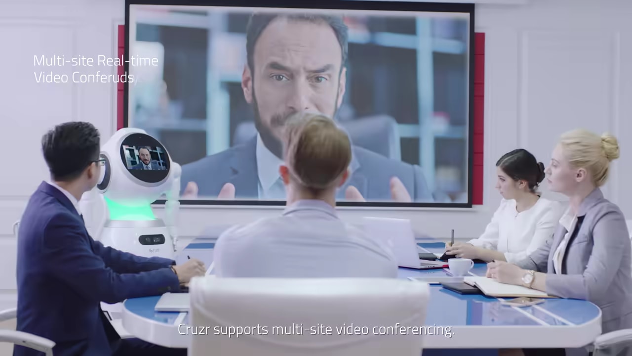 A Cruzr 1S robot videókonferenciás megbeszélésen, galériavezetőként és egy bevásárlóközpontban, a gyártó bemutatófilmje