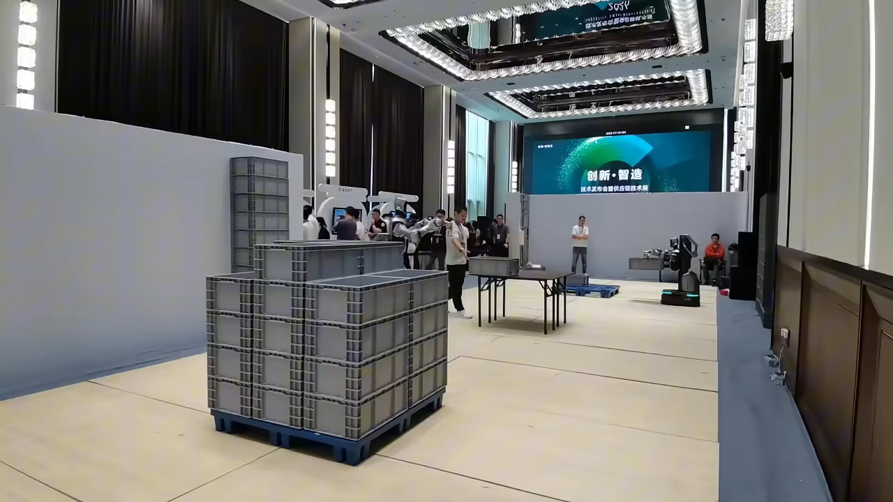El robot Cruzr Y1 trabajando entre palés apilados en una sala de demostración, grabación del fabricante UBTECH
