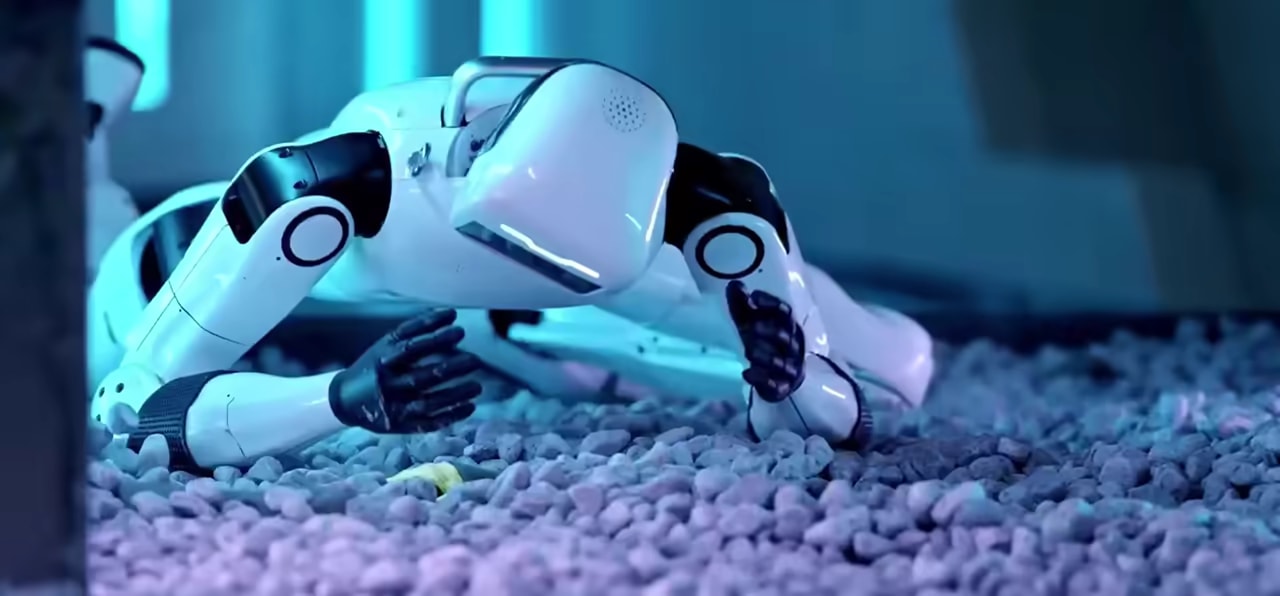 Roboter OMNI bewegt sich auf allen vieren schnell über Kies in einer blau beleuchteten Halle