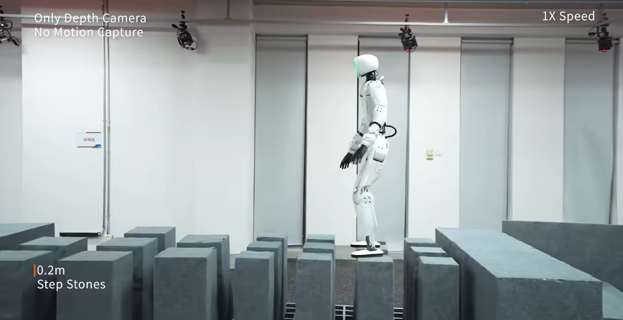 Roboter OMNI durchläuft einen Testparcours in einer weißen Halle: einzeln stehende Trittblöcke, eine Lücke, eine Treppe abwärts und ein kippendes Hindernis; im Bild stehen die englischen Einblendungen Only Depth Camera, No Motion Capture und 1X Speed