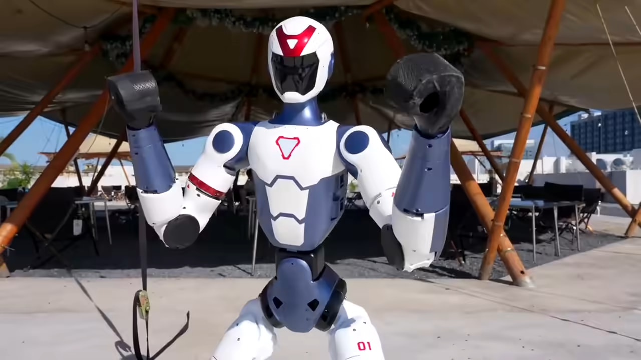 Der Roboter R1 führt unter einem Zeltdach Boxschläge aus