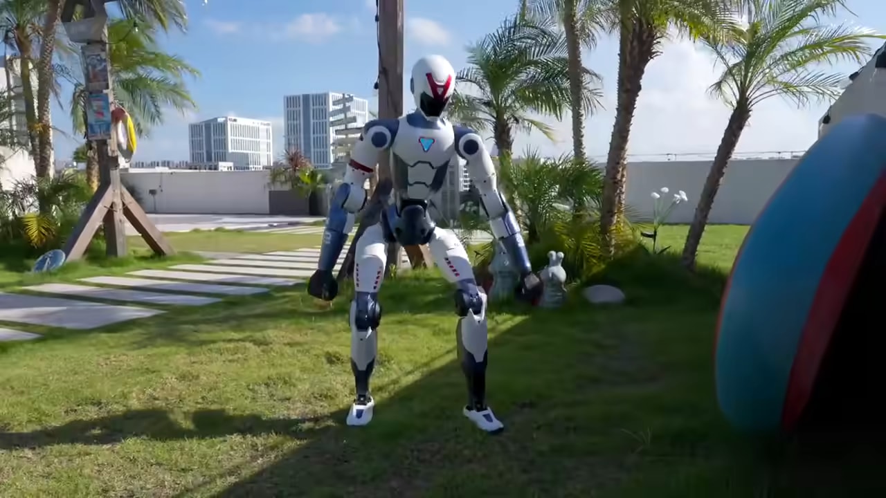 Der Roboter R1 richtet sich aus der Rückenlage auf die Füße auf und schlägt ein Rad auf der Wiese