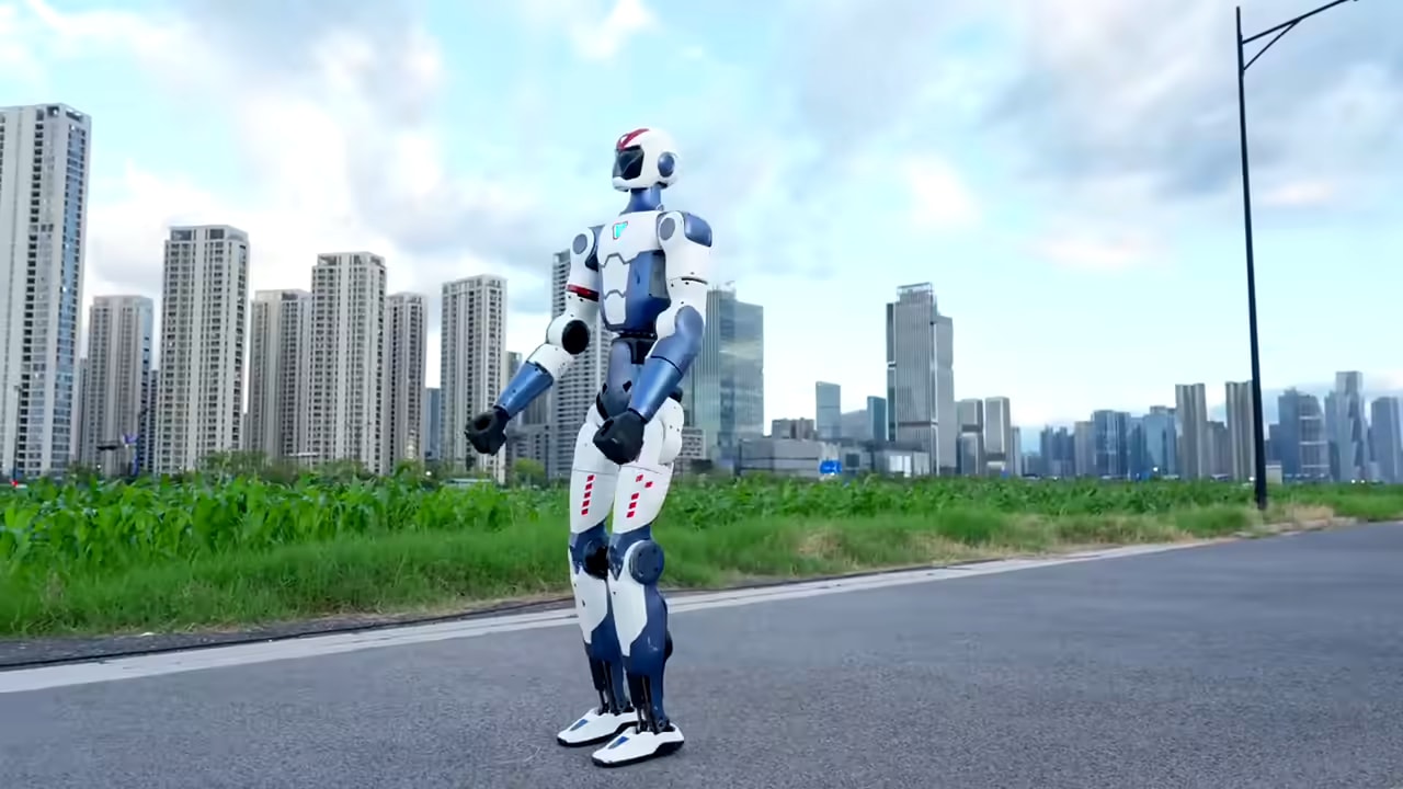 Der Roboter R1 geht auf den Händen über eine Straße vor der Skyline einer Stadt