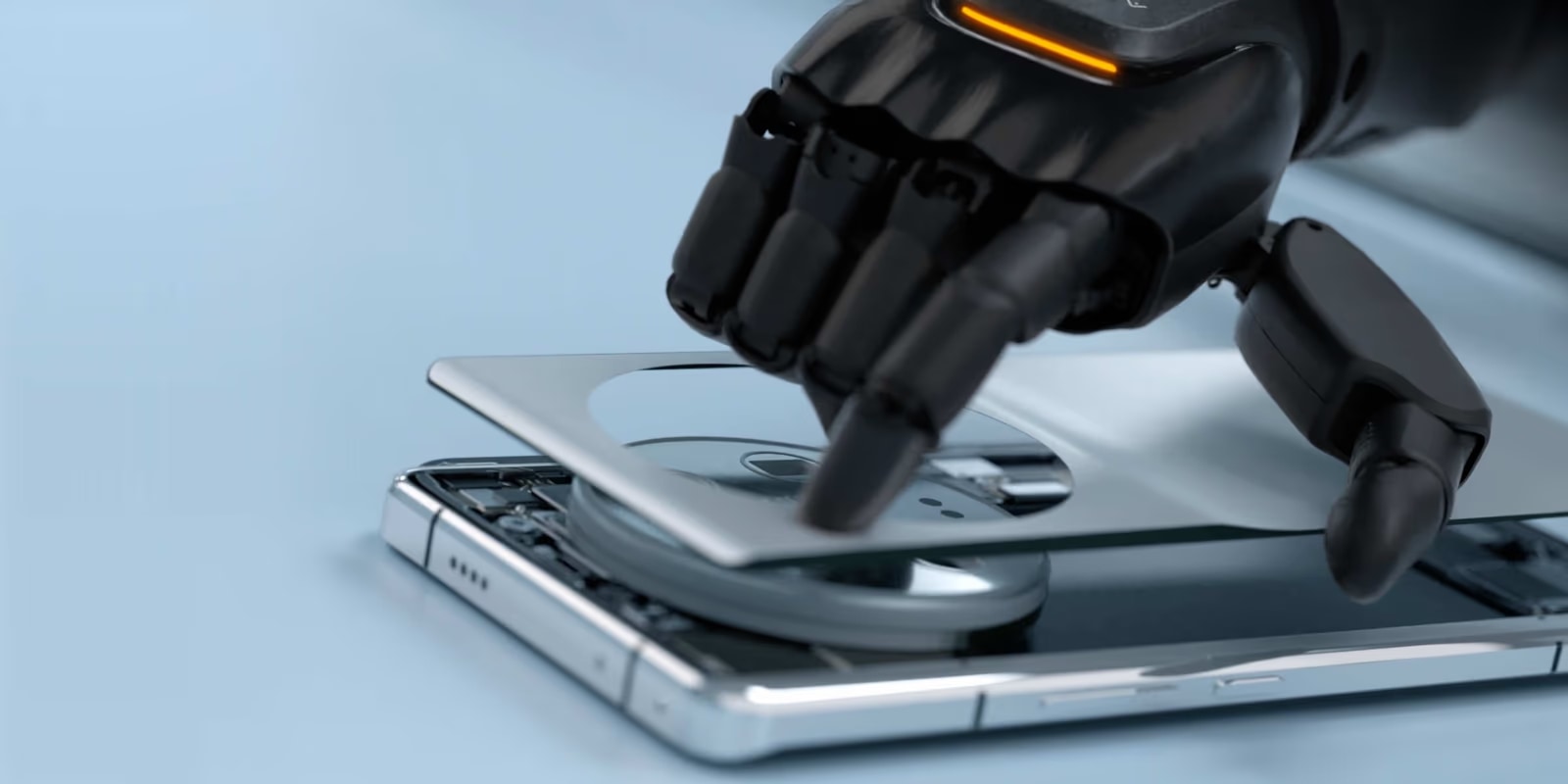 Črna spretna roka robota G2 sestavlja drobne dele telefona