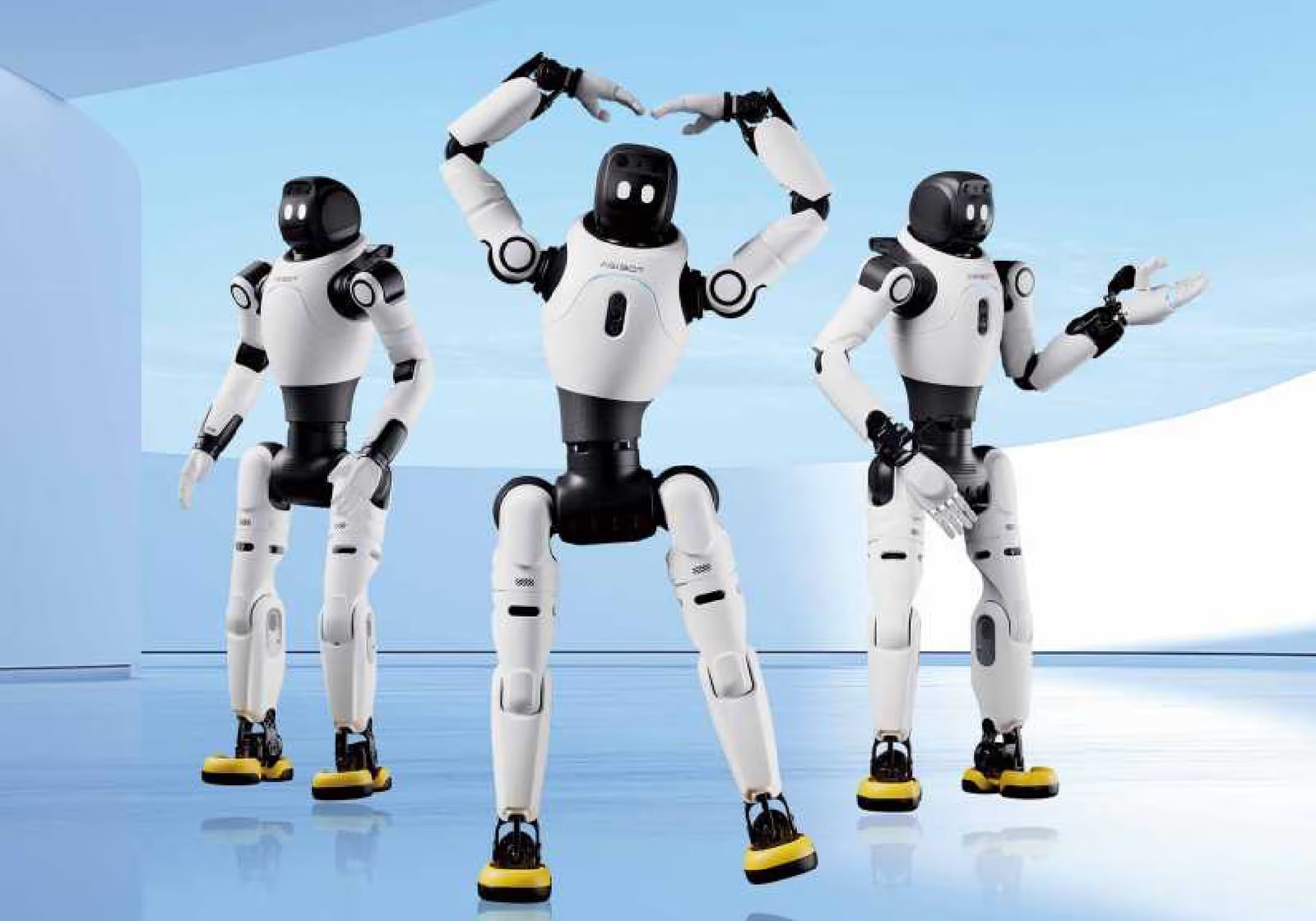 Trije roboti X2 Ultra na modrem odru, s črno-belim ohišjem in rumenimi čevlji, pozirajo z rokami