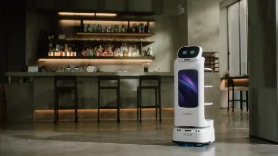 Робот CADEBOT пред баром у ресторану