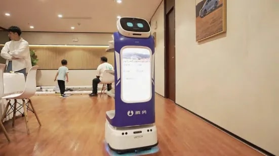 Робот CADEBOT у великој сали
