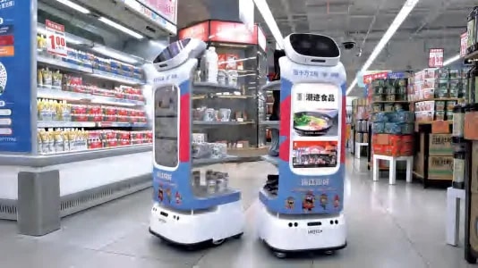 Два робота CADEBOT у прехрамбеној продавници