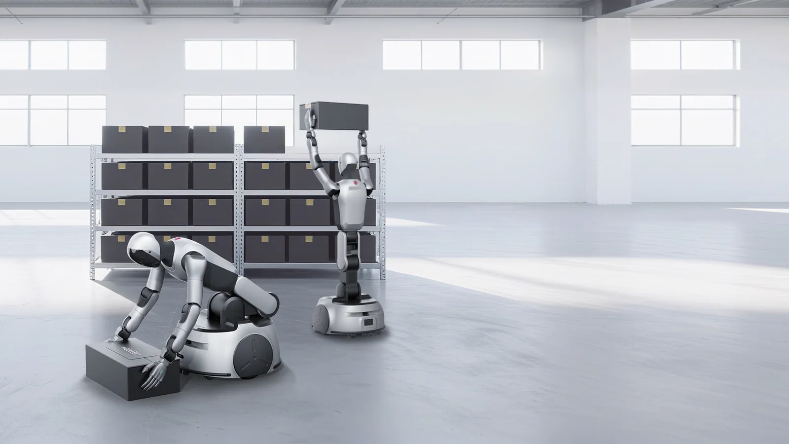 Dva robota Cruzr S2 v skladišču: prvi pobira zaboj s tal, drugi ga dviga visoko nad glavo.