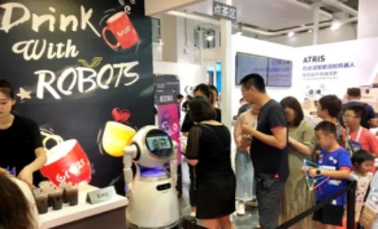 Egy család megáll a Cruzr robotnál egy standon