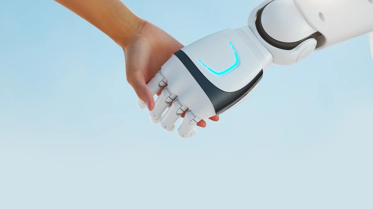 Egy robotkéz és egy emberi kéz összeér