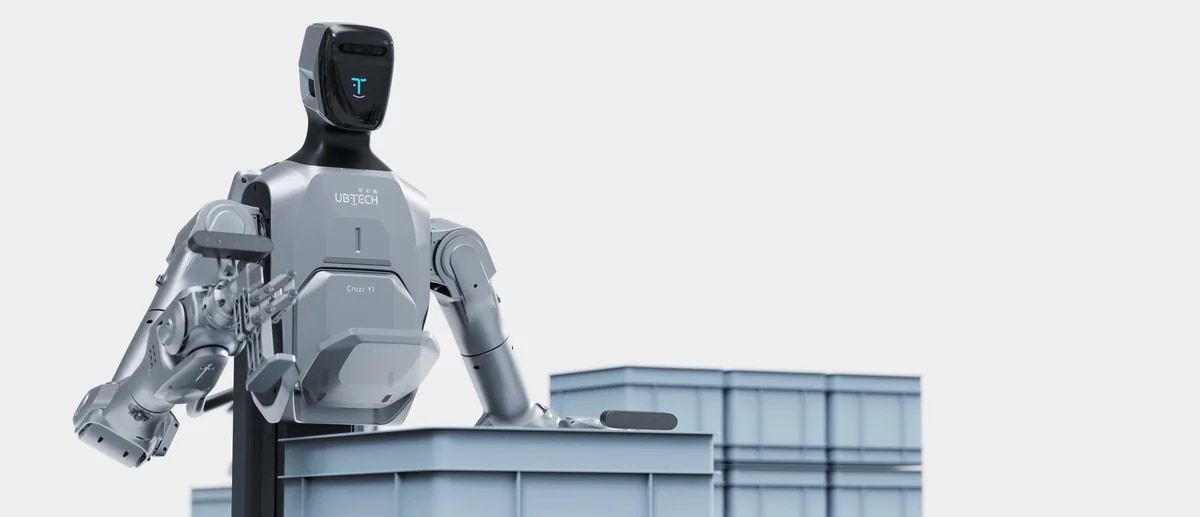 El brazo del robot Cruzr Y1 con una caja en la pinza