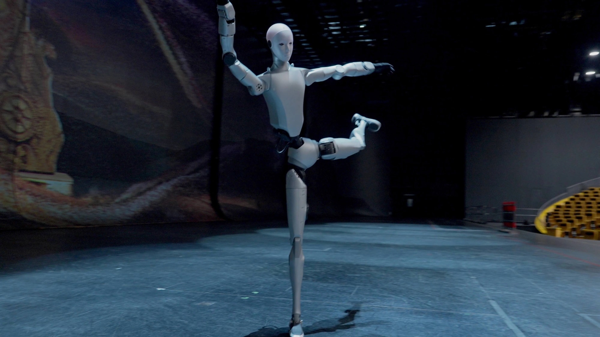 Robot H2 stoji na eni nogi na odru