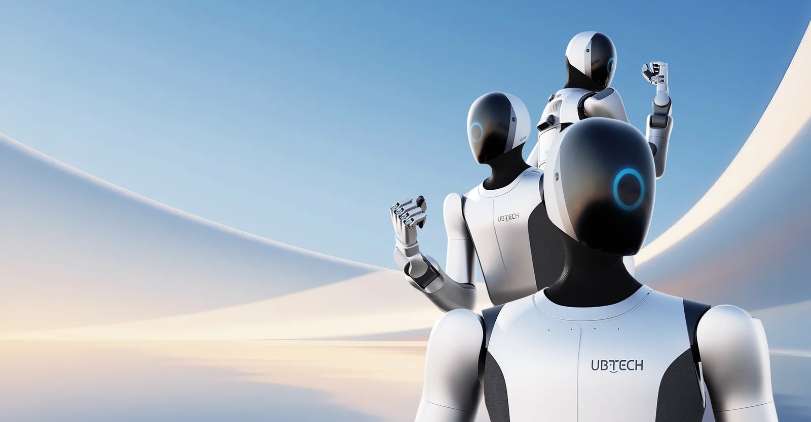 Drei humanoide Roboter Walker S2 unter klarem Himmel.