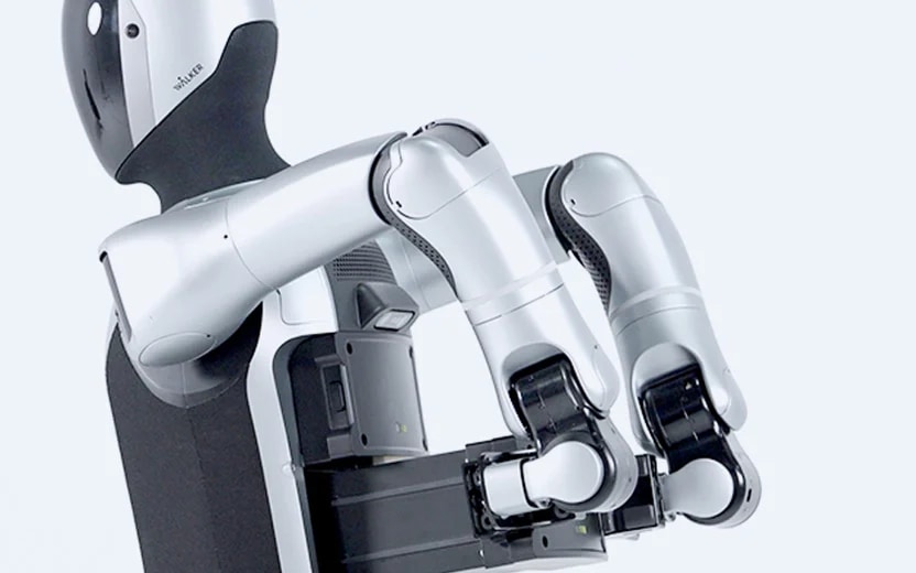 Rumpf des Roboters Walker S2 mit schwarzem Strickgewebe und weißen Panzerpaneelen.