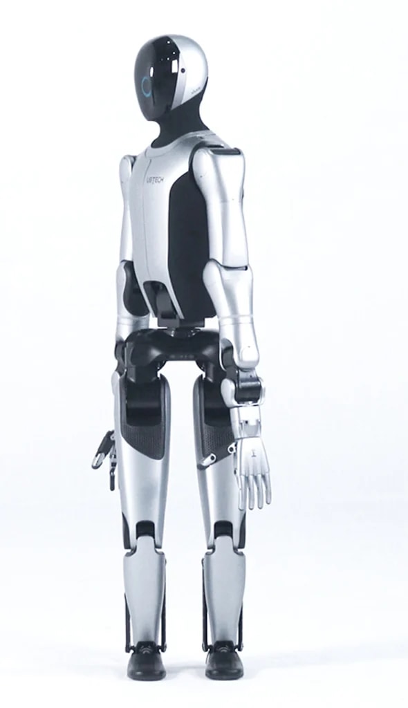 Humanoider Roboter Walker S2 steht im Studio, Seitenansicht.