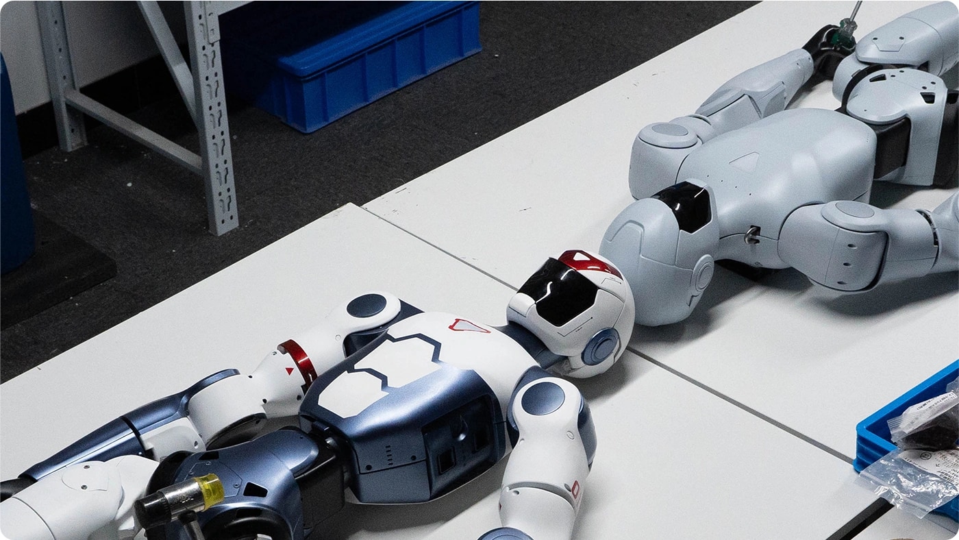 Teile des Roboters R1 auf einem Werktisch