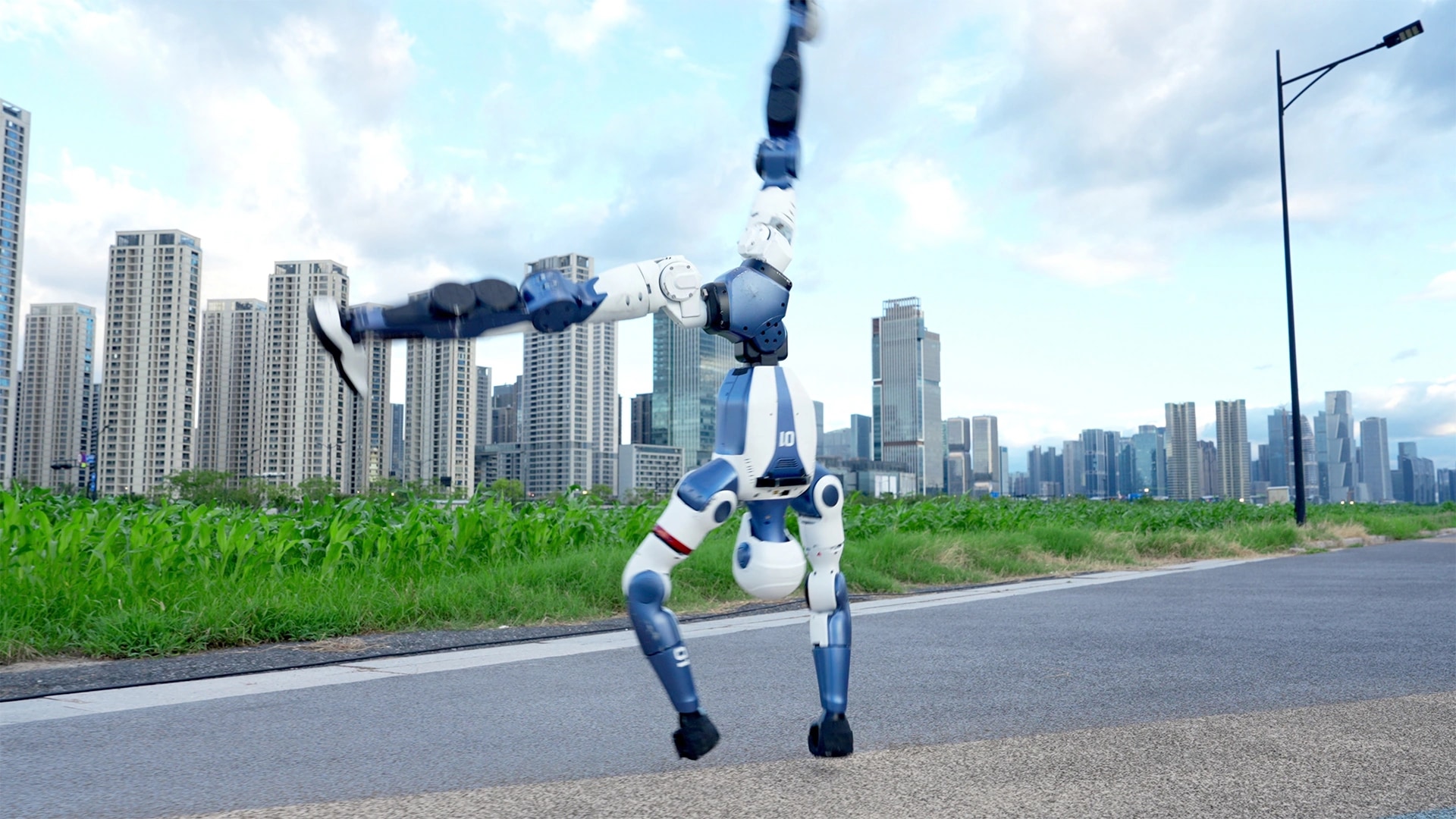 Der Roboter R1 geht auf den Händen über eine Straße vor der Skyline einer Stadt