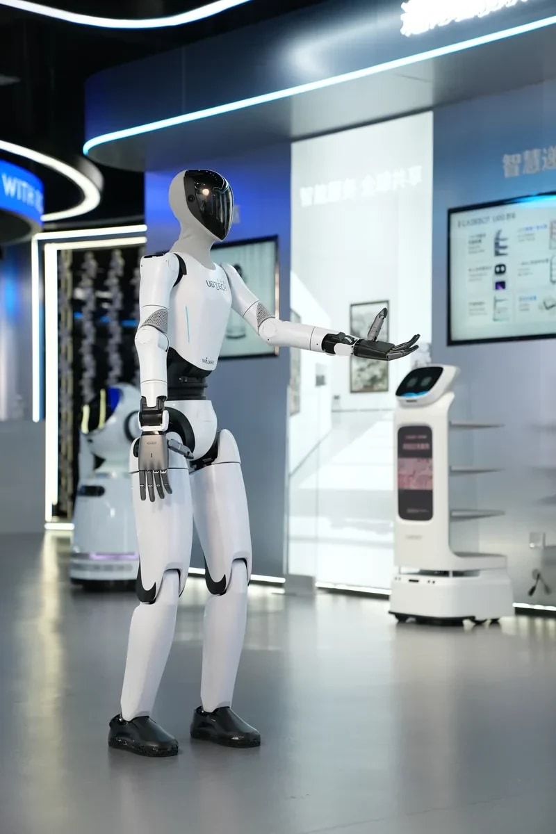 Der Roboter Walker C1 hinter einem Empfangspult