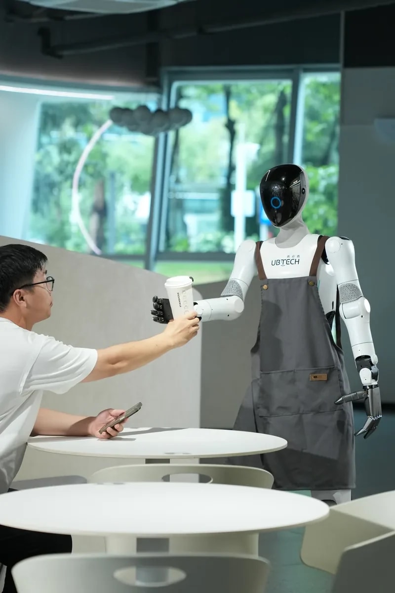 Der humanoide Roboter Walker C1 bedient ein Gerät