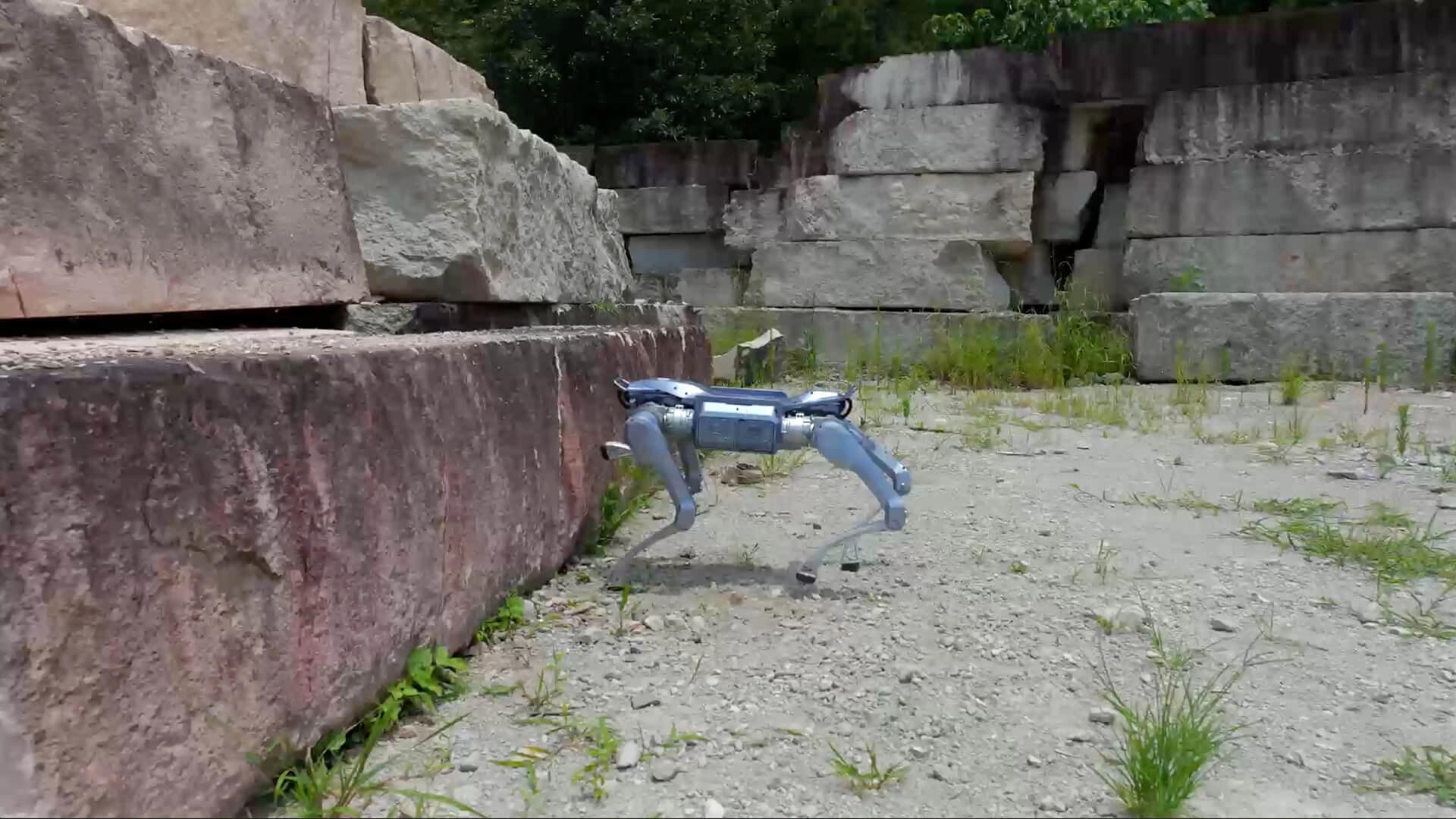 Robot As2 hodi po kamnolomu
