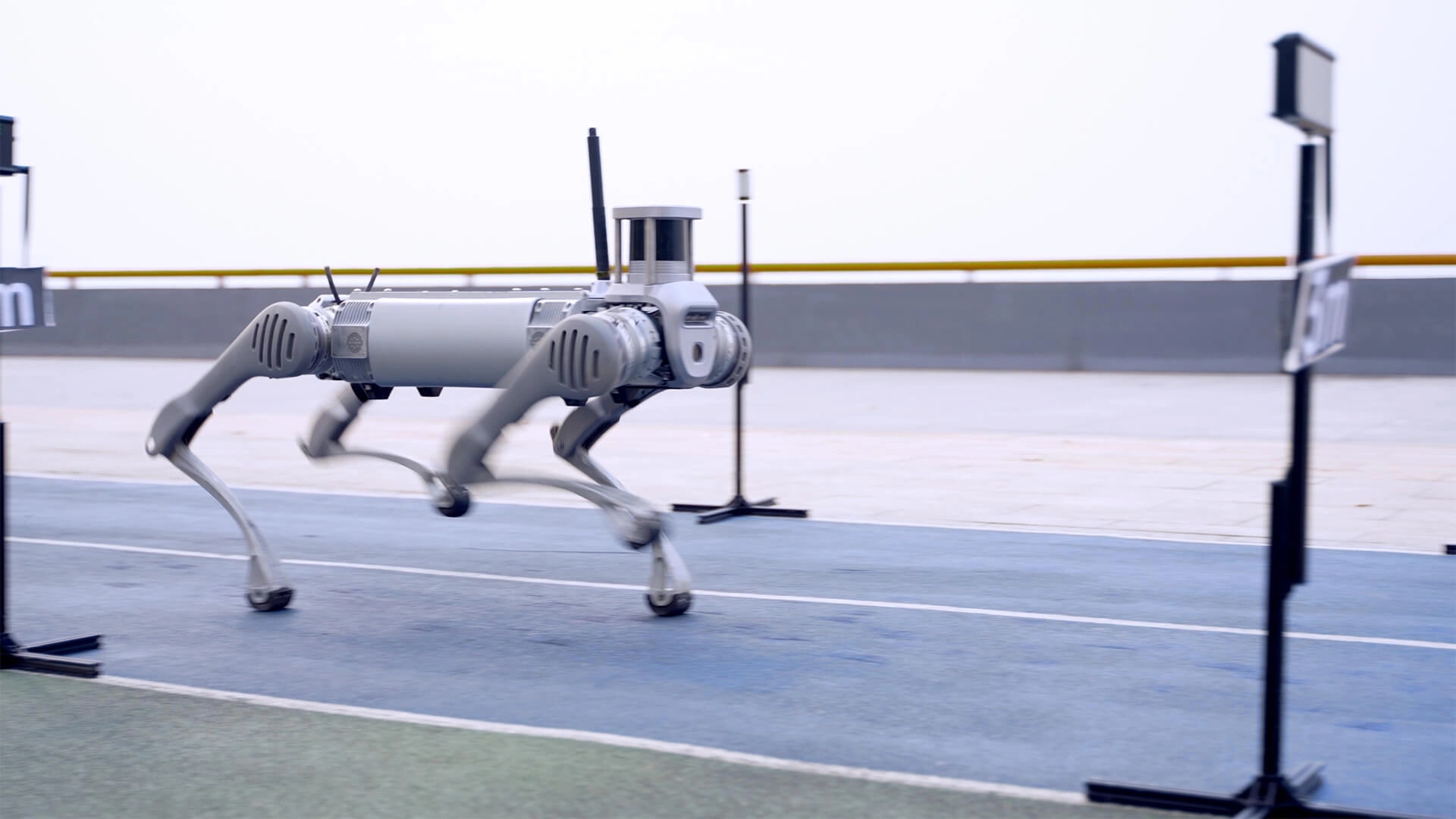 Robot B2 na atletski stezi z merilnimi tablami