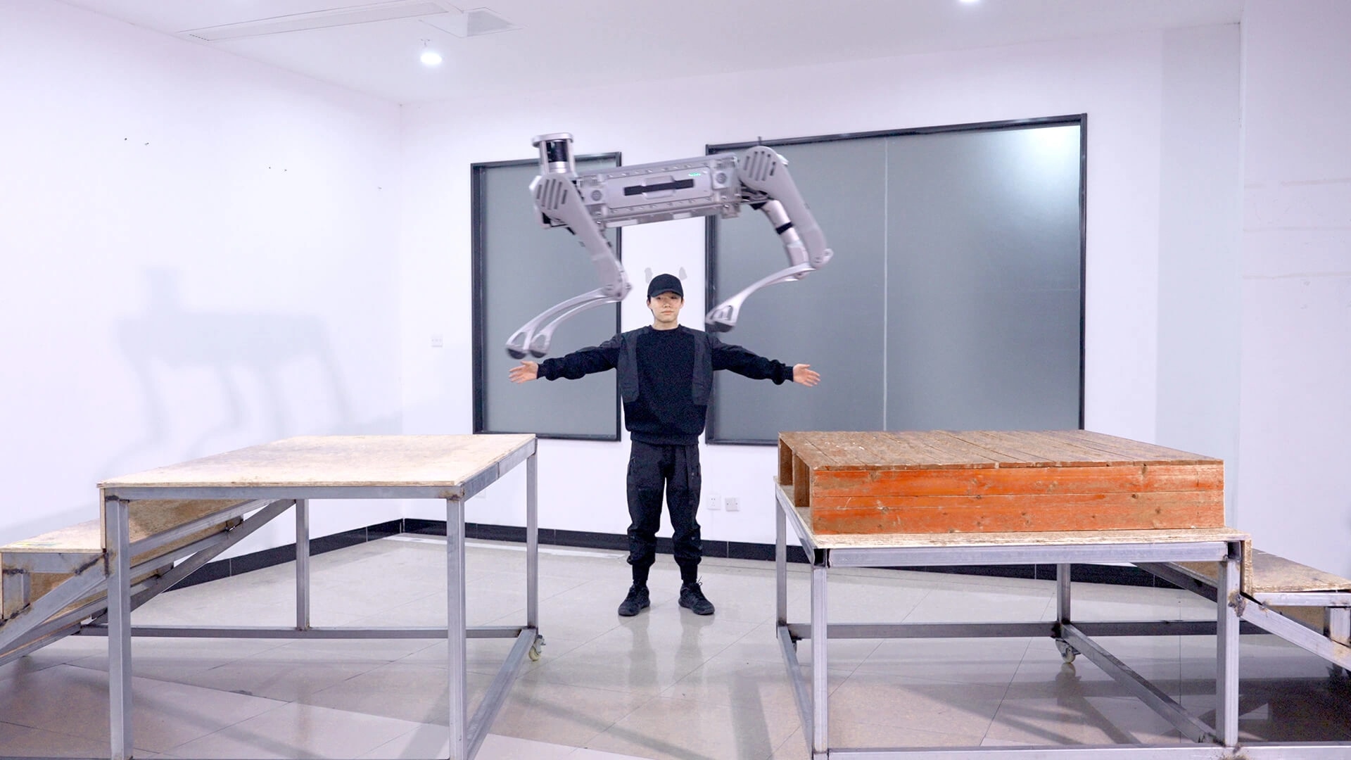 Robot B2 preskakuje mize v preizkusni dvorani