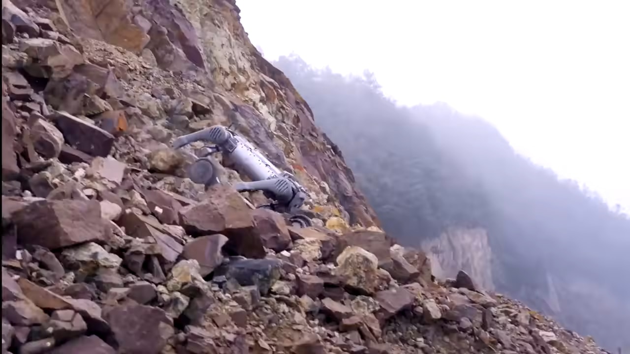 Robot B2-W se spušča po skalnatem nasutju do asfaltne ceste